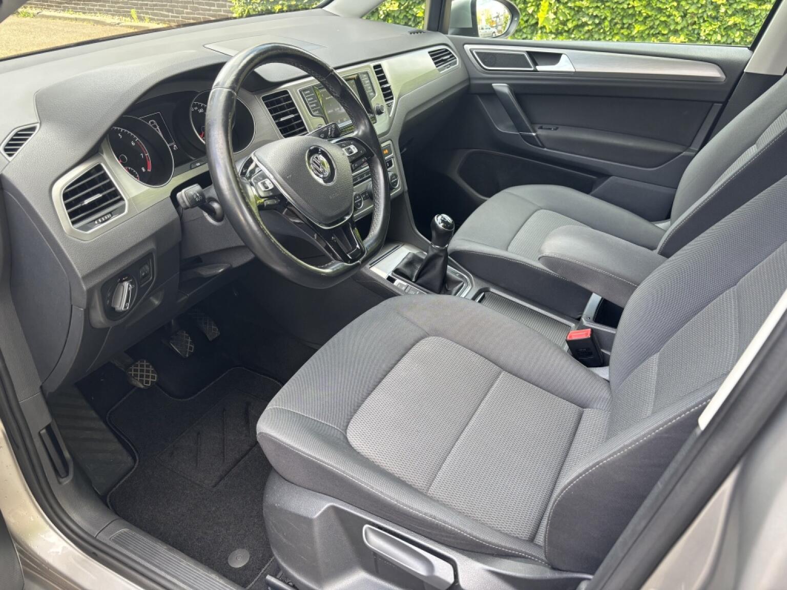 Volkswagen-Golf Sportsvan-11